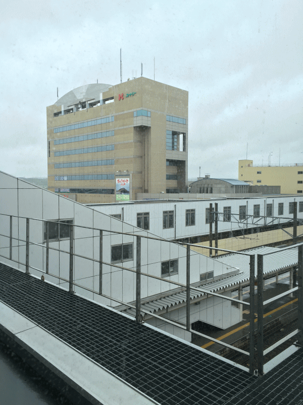 八戸駅から見たユートリー・八戸地域地場産業振興センターの外観